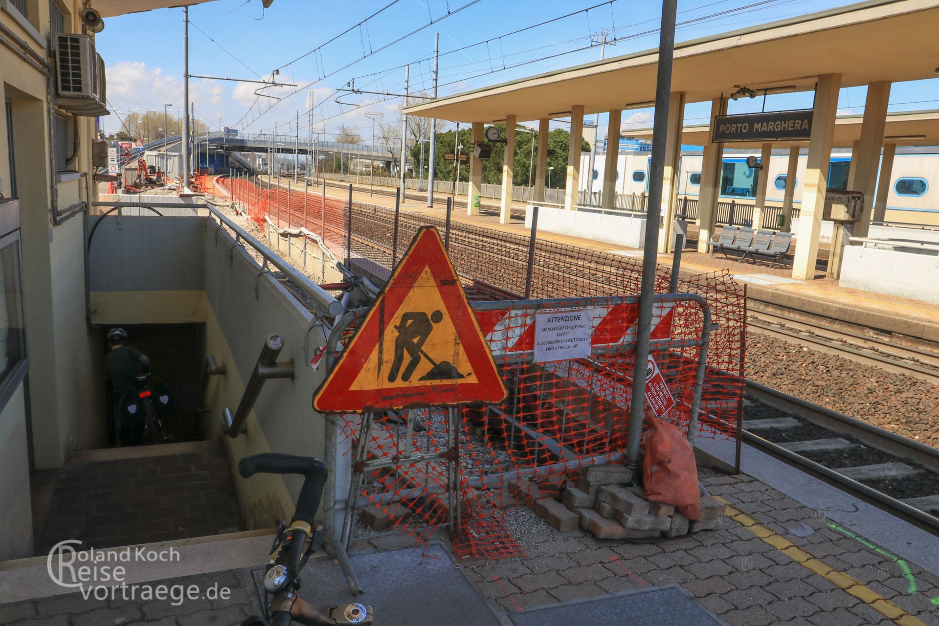 mit Kindern per Rad über die Alpen, Via Claudia Augusta, Bahnhof von Porto Maghera führt der Radweg nach Venedig